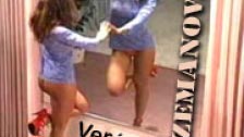 Veronika Zemanova desnuda frente al espejo