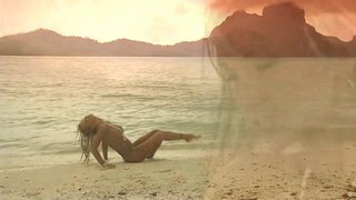 Entre rubias está el desmadre. Devon en una escena de morritas