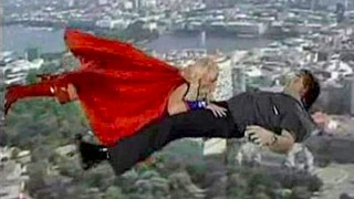 Superwoman mamando verga volando