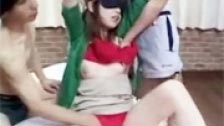 Japonesa con los ojos vendados es sometida por dos hombres