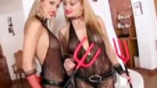 Lea Lexis y Regina Ice disfrazadas de diablas