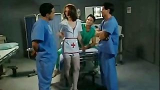 Chloe Nicole cogiendo con un grupo de doctores