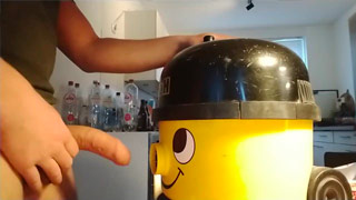 Algunas personas le dan mucha utilidad a su aspiradora, como este tipo