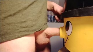 Algunas personas le dan mucha utilidad a su aspiradora, como este tipo