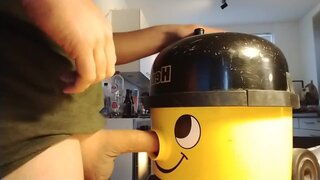 Algunas personas le dan mucha utilidad a su aspiradora, como este tipo