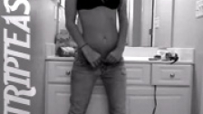 Striptease amateur en el baño de su cuarto