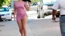Modelo sexy paseando su cuerpo serrano desnudo por la calle