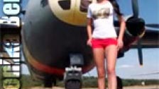 Monika Benz posando encuerada bajo el ala de un avión de carga