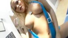 Cachondeo de Alexis Texas con su vestido azul untada de aceite corporal