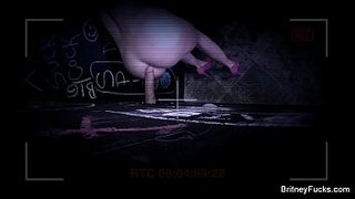 Britney Young se traga las vergas que salen de agujeros en la pared