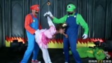 Brooklyn Chase haciendo de princesa Peach echando pasión con Mario y Luigi