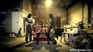 Jasmine Jae practicando sexo duro con sus secuestradores encapuchados