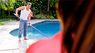 La viciosa Abby Cross seduce al limpiador de su alberca