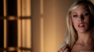 La guapa Bibi Jones dándose placer tras un strip-tease bien sensual