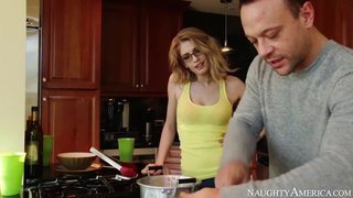 Allie James recibe una cogida total sobre la barra de la cocina