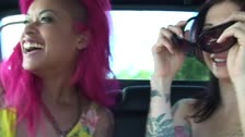 Joanna Angel y Skin Diamond, dos lesbianas teniendo sexo en carro