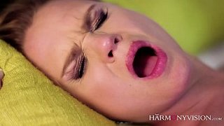 Un vato tatuado se coge a la elegante madura Barra Brass