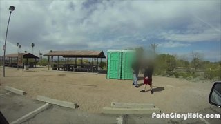 Una astuta sexoservidora chambando en un estacionamiento público