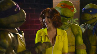 April ONeil le hace sexo oral a las tortugas ninja después de haberse acostado con Jones