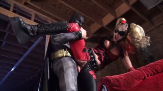 Kleio Valentien hace de Harley Quinn echándose a Batman