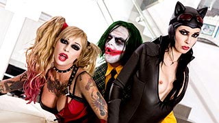 Harley Quinn y Catwoman echando pasión juntas con el Joker