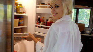 Emma Mae deja de cocinar para echar un buen palo casero