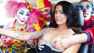 Dana Vespoli cogida por tres mimos vestidos de payaso