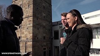 Caprichosa teniendo sexo anal interracial ante su marido con otro vato