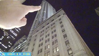 Karlie Montana comiéndose una verga en el borde de un rascacielos