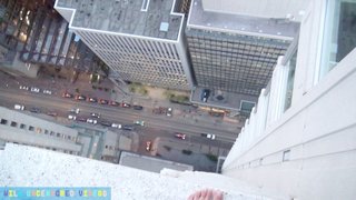 Karlie Montana comiéndose una verga en el borde de un rascacielos