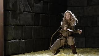 La intrépida y sexy arquera Arya Faye en un video erótico medieval