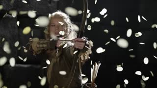 La intrépida y sexy arquera Arya Faye en un video erótico medieval