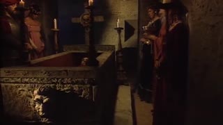 Selen cogida sobre la lápida de la tumba de su marido muerto