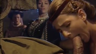 Selen cogida sobre la lápida de la tumba de su marido muerto