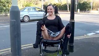 Discapacitada exhibicionista se encuera sobre la silla de ruedas
