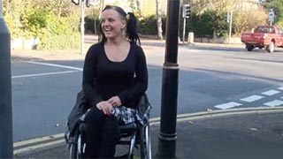 Discapacitada exhibicionista se encuera sobre la silla de ruedas