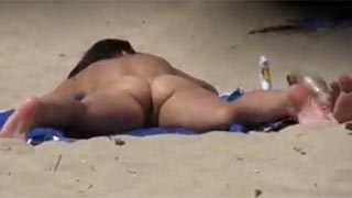 Mirón graba con cámara escondida a las viejas de una playa nudista