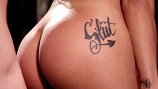 Morena tatuada cogiendo con un compañero de trabajo en la bodega