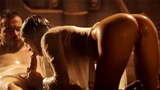 Mamada chida bajo la lluvia y de noche en un callejón oscuro