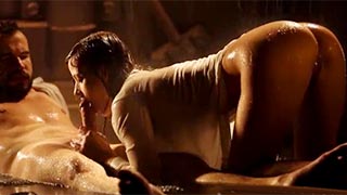 Mamada chida bajo la lluvia y de noche en un callejón oscuro