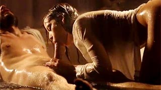 Mamada chida bajo la lluvia y de noche en un callejón oscuro