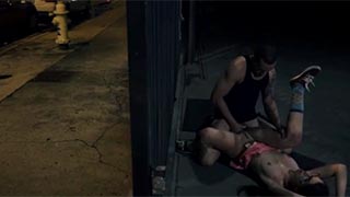 Lolita de gafas violada en un callejón oscuro a petición propia