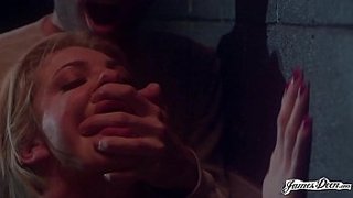 Violación anal en un callejón oscuro a una chavita llamada Bailey