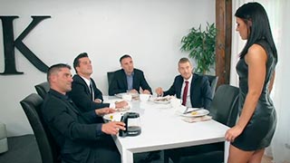 Hombre de negocios cierra un trato incluyendo cogerse a su esposa