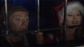 Un hombre maduro con la verga gruesa cogiéndose a dos modelos