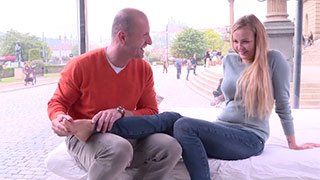 Una hermosa turista rubia cogida en Praga en un camión de cristal