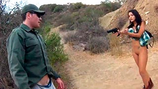 Mexicana escapa de la patrulla fronteriza cogiéndose a un guardia