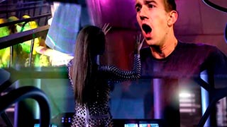 Un vato abducido por extraterrestres se echa un palomazo a un alíen en su nave