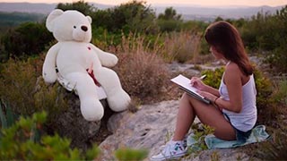 Jenny Ferri retrata a su oso de peluche en el campo y se lo echa