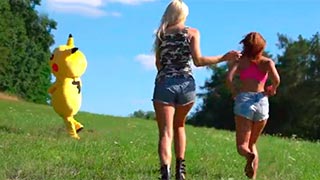 Dos chicas terminan cogiendo con Pikachu jugando a Pokemon Go